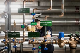 Sanitärinstallateur bei der Arbeit 