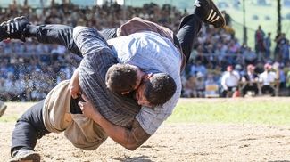 Zwei Männer am Schwingen